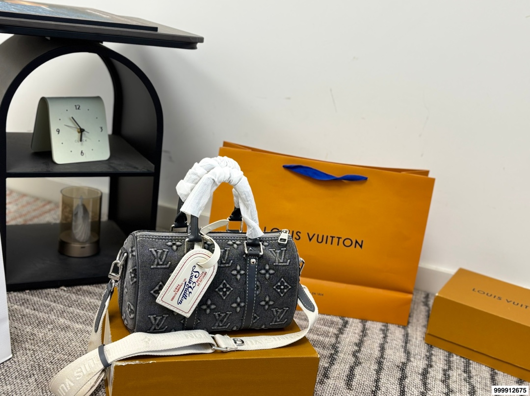 p185 配礼盒 LV Speedy 丹宁枕头包 这款Retiro手袋以标志性的LV老花面料制成，搭配奢华的变色牛皮饰边，经典永恒。优雅低调的外形设计和宽敞的包.尺寸：25*11*14cm