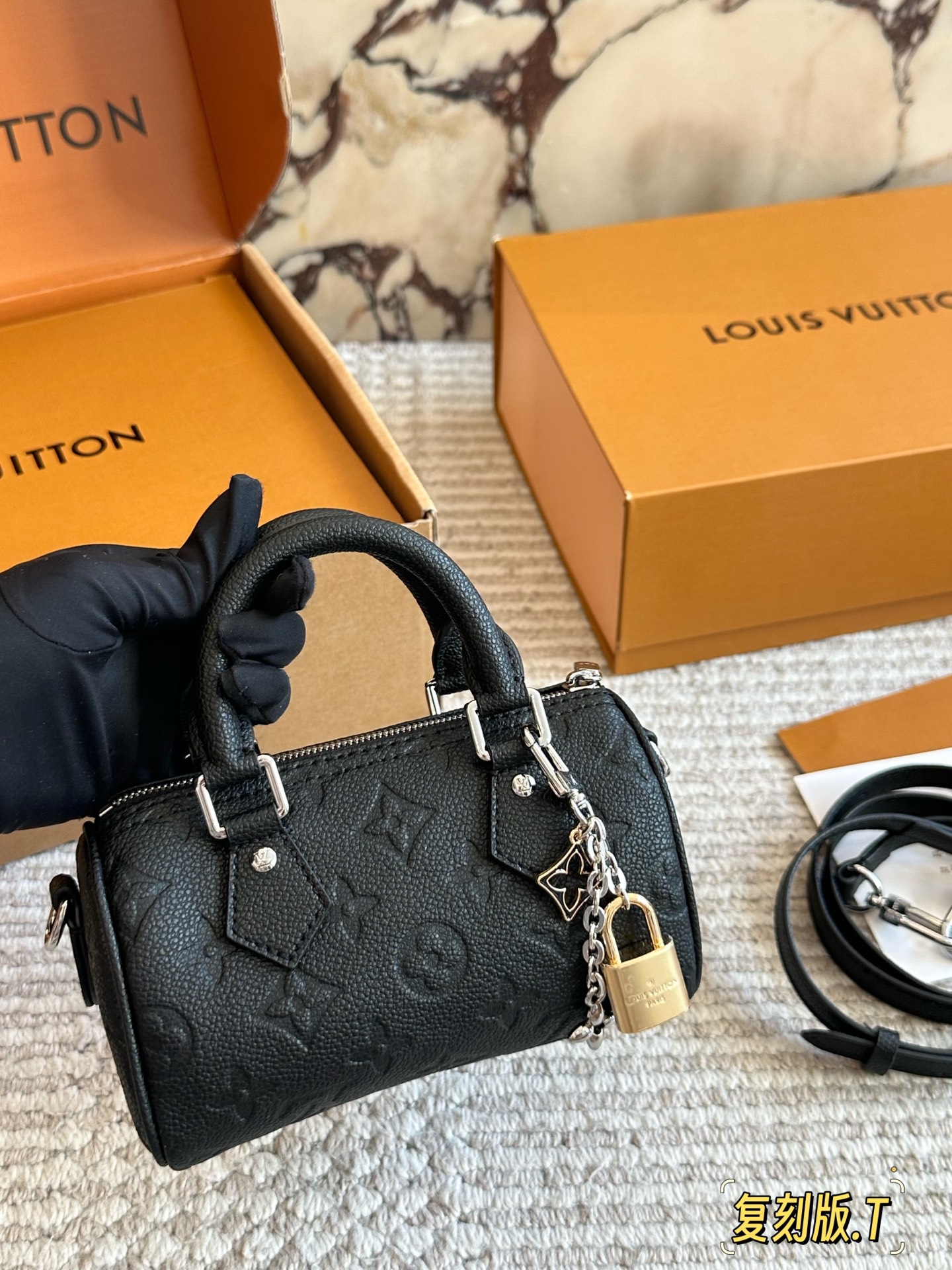 💰170 配盒 size：16*10cm（迷你） L家 Speedy Nano 一起感受nano的快乐~ 拎一个小包包真的爱了爱了~ 搜索🔍：Lv nano