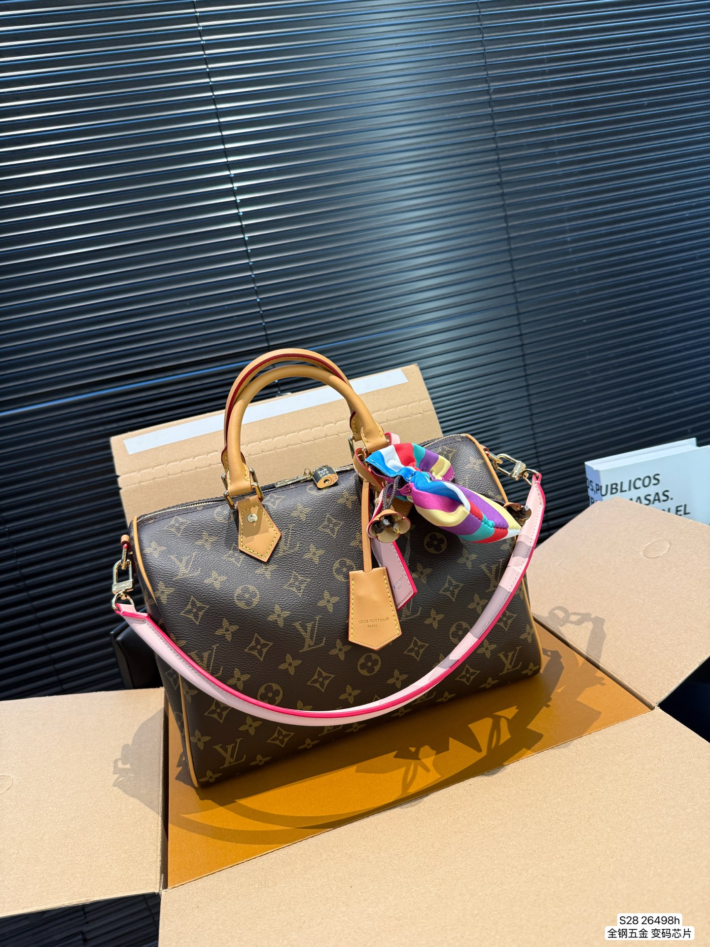 P190 配飞机盒折叠盒 全钢五金 变码芯片 Lv X Nigo Keepall 30.枕头包 手袋是一款理想的都市手袋。 标志性的造型与经典的 Monogram 帆布，加之多种携带方式和奢华的天然牛皮饰边为该包平添一份时尚前卫之感。尺寸：30 21货号26498