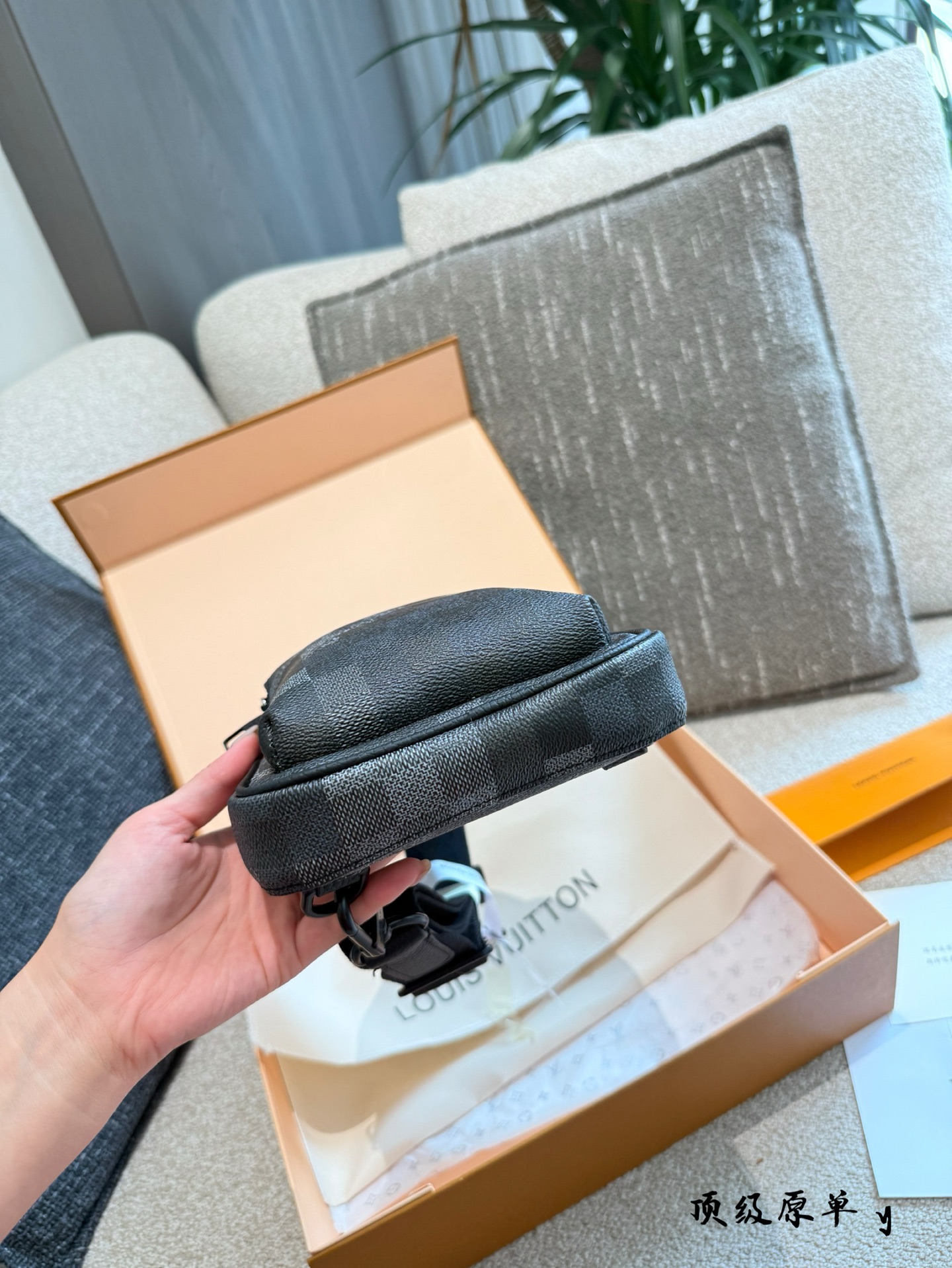 p190 全新登场 | LV DAMOFLAGE BLACK 男士系列 以城市迷彩为灵感 LV DAMOFLAGE BLACK 全新升级，硬朗风格与实用功能完美融合。 经典与现代并行，专为都市男性打造的出行与日常风格利器 无论是短途通勤还是长途旅行，兼具设计与耐用性。 轻便随身、极致收纳，满足你对风格与功能的双重要求。