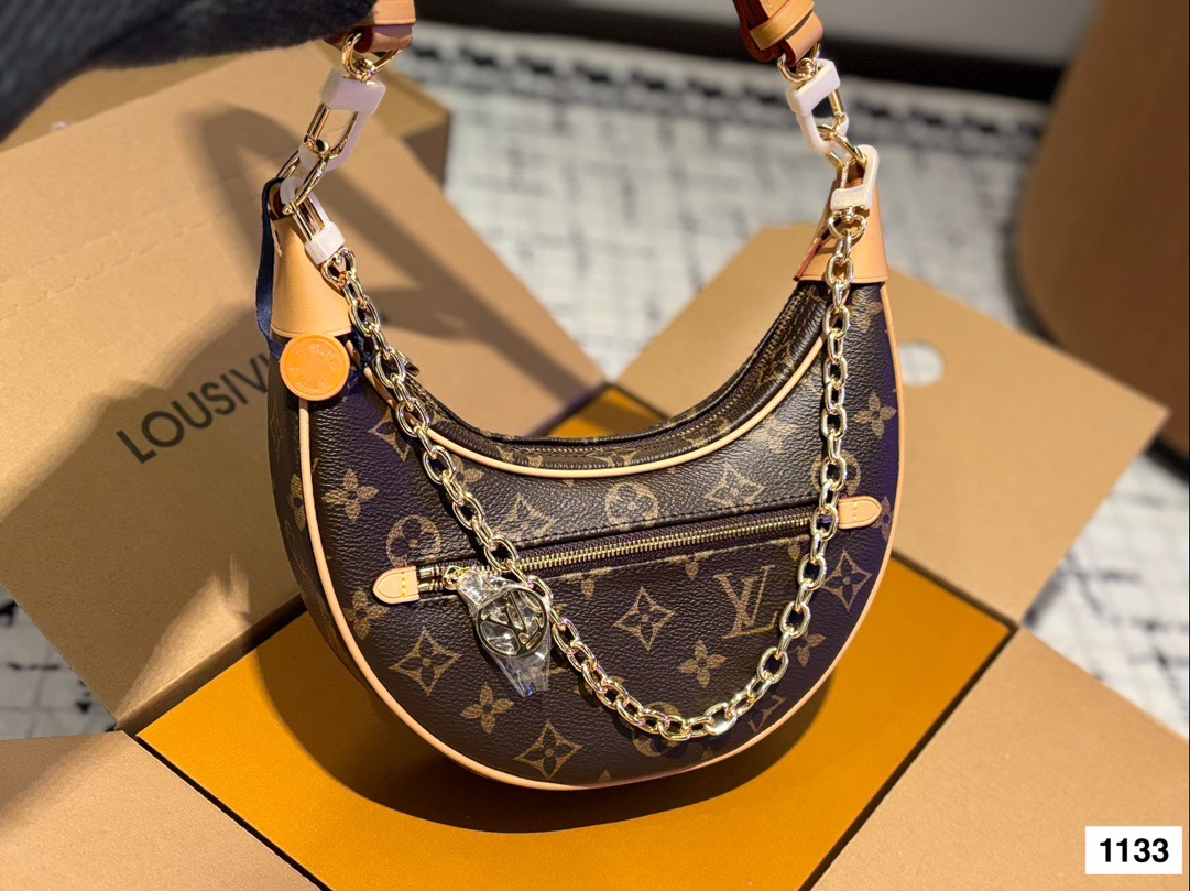 高品质&yen;165 可盐可甜的天花板一_LV 豌豆包 LV豌豆包的名字叫Loop，意思是&ldquo;环形&rdquo;，但因为长得实在太像豌豆了，所以大家便不约而同把它称为&ldquo;豌豆 它的长度是最黄金的23厘米，市面上腋下包的尺寸大多是大于25cm或者小于20cm的尺寸，别看差距不大，但既要符合不同身高女生的需求又要考虑到实用度，这点上显然做得更加贴心。也正是因为尺寸合理,所以各种背法.上身都非常时髦。 一根金属链条还有一根可调节肩带，包形和手感都很 好，凹造型绝美，随意搭配都会很出彩。#|v #Iv 豌豆包