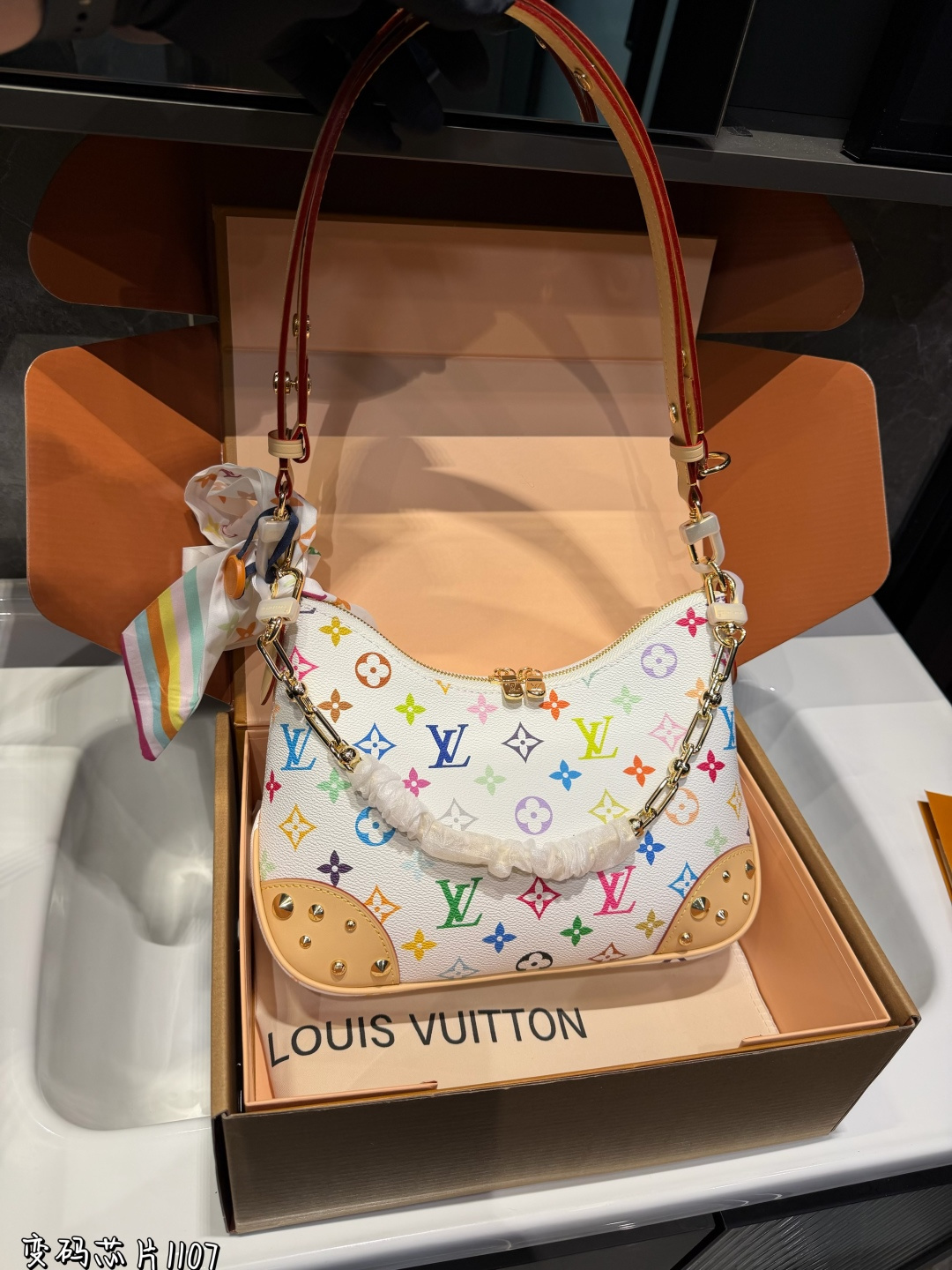 ❤️p185（折叠飞机礼盒）❤️ Lv牛角包 单肩斜挎中古 vintage包包v老花村上隆限定薇薇安女包LV老花限定！ 超美！好多网红潮人都在背 单肩斜挎背这款包看着简单，搭配起来特别有范！被外观真的迷倒尺寸：26*9*15cm