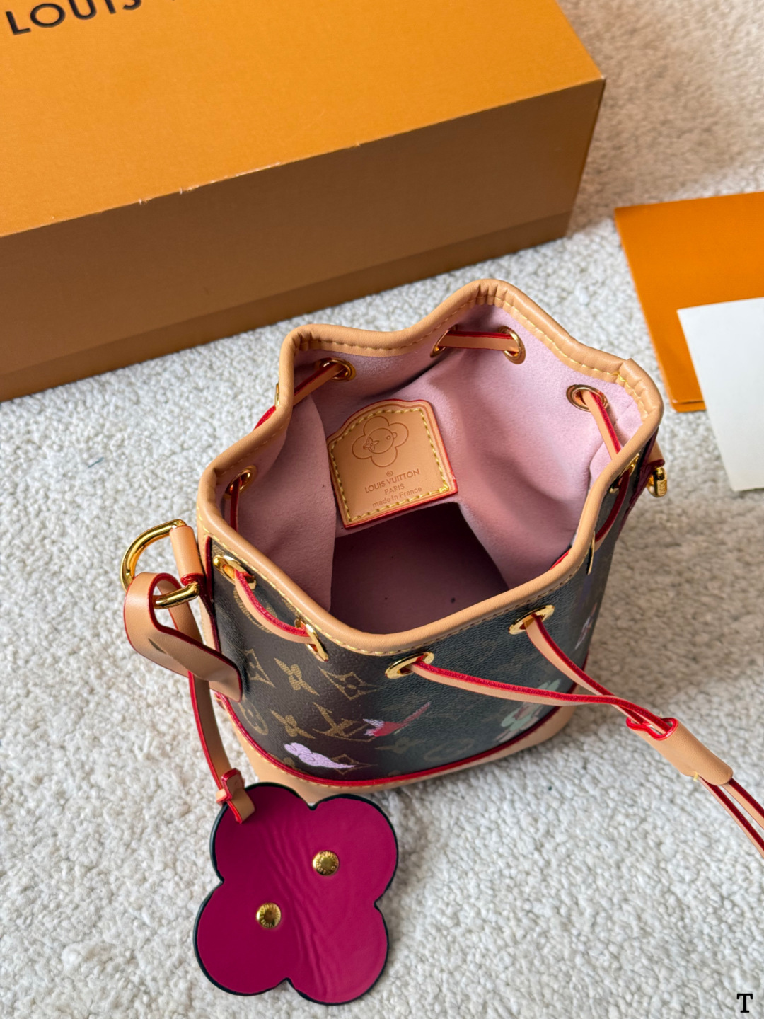 牛皮版本 p120 Lv Mini 小水桶 限定款 折叠礼盒 全方位对花 手柄的设计 比nano容量大比bb更小巧喜 欢不要错过 彩色超细纤维粘合内村，金色金属饰件，束绳闭合尺寸：15 18cm