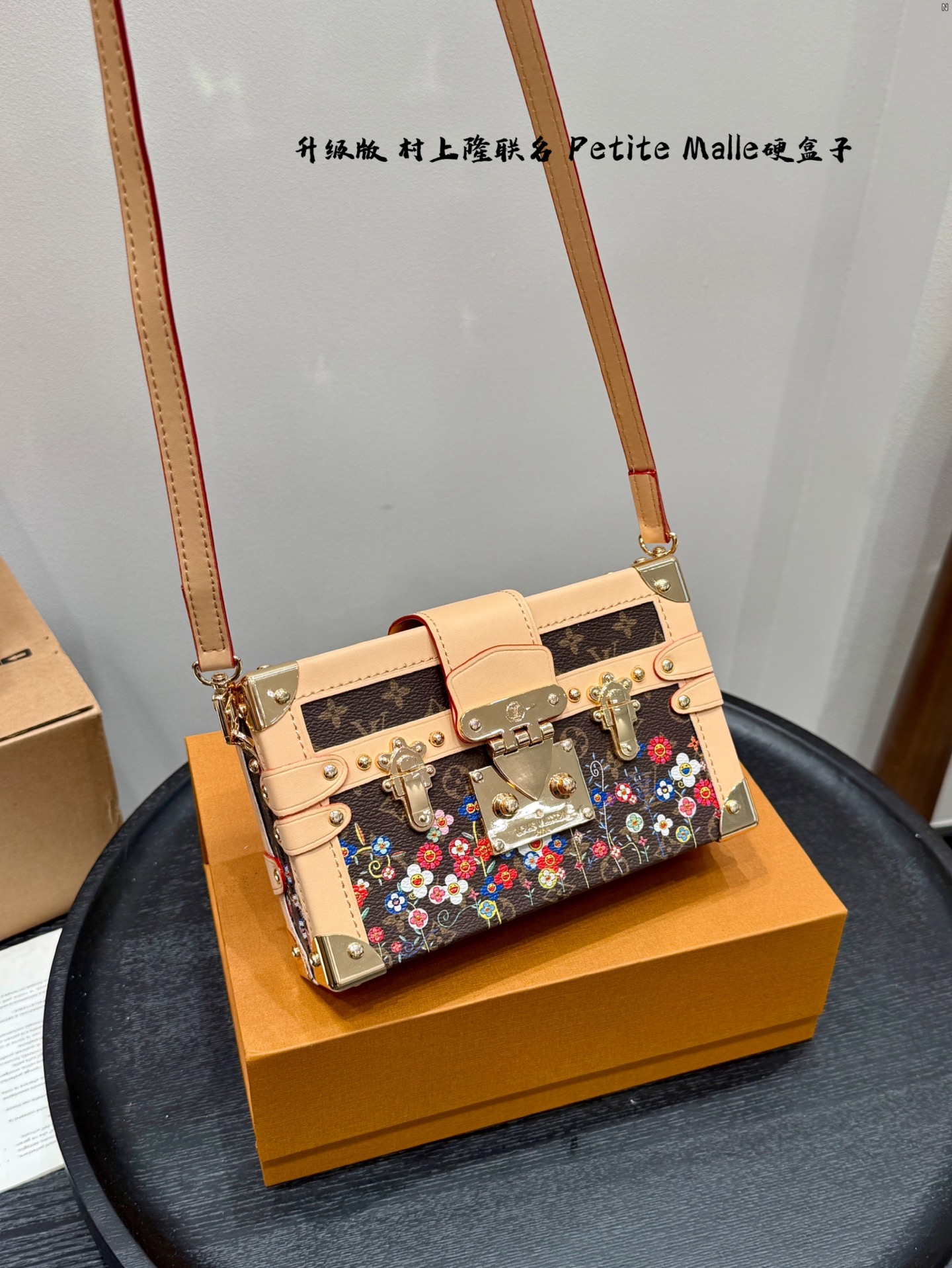 P185 礼盒包装 升级版! size:19*12cm Lv 村上隆联名太阳花小盒子Petite Malle LV Petite Malle硬箱子 ✅顶级原单 超高品质 这个小盒子的颜值太高啦! 太cute了! 花纹和大小都是我喜欢的, 很有型滴!