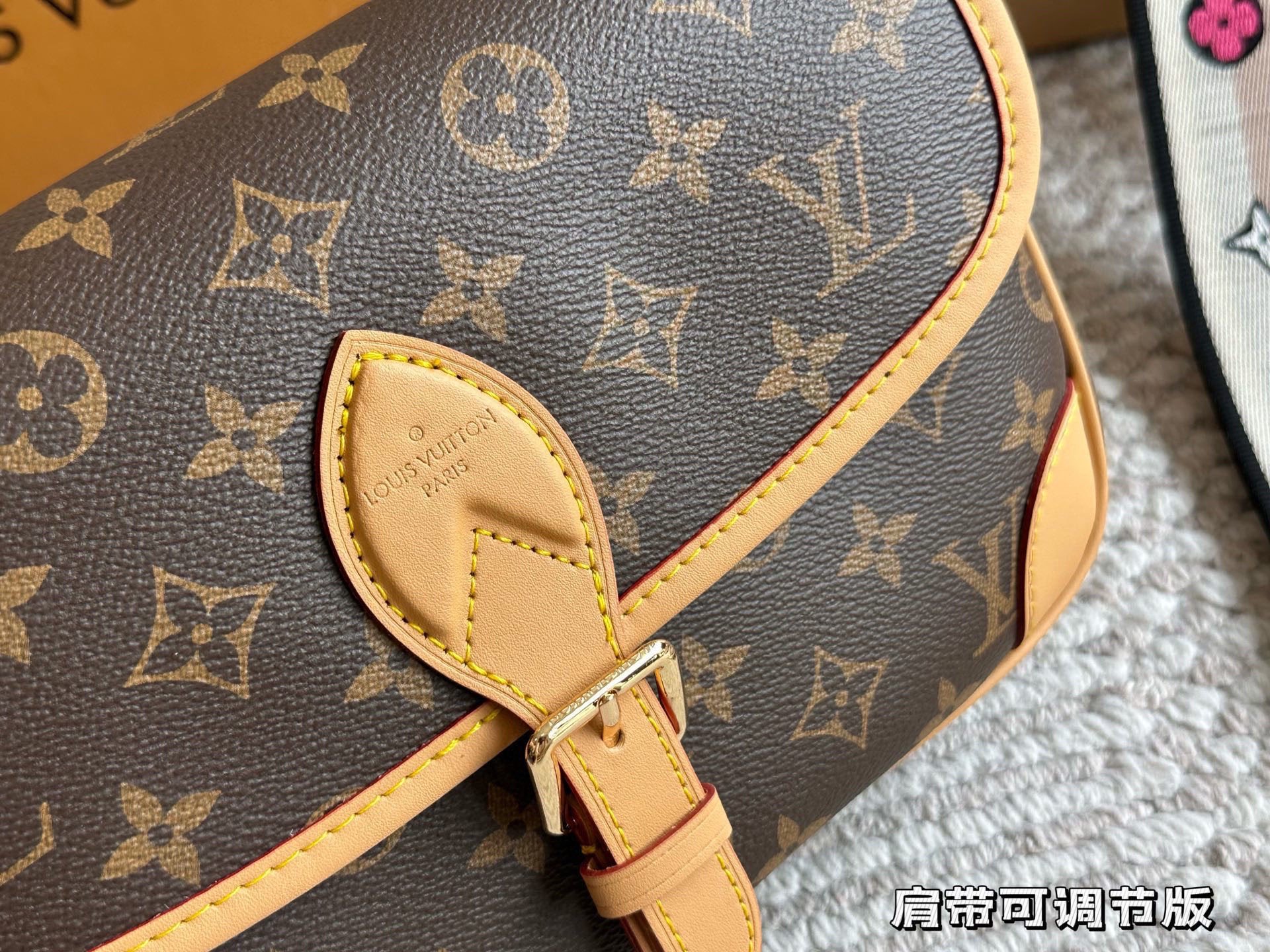 p190 原单顶级 !Lv法棍包穿搭也太好看了吧 无滤镜的上身实拍先 自从speedy20开始就种草了这个系列然后又特别喜欢 双肩带的配置让复古的气质中又带着时尚感搭配起来毫不违和并且肩带可以分开使用四舍五入等于两个包包hhh并且这款融合了|v家所有的爆款元素简直就是将流量密码集合于此必的 容量超级大并且不会有臃肿感我出门门]必备的全都放里， 面了还没装满26cm