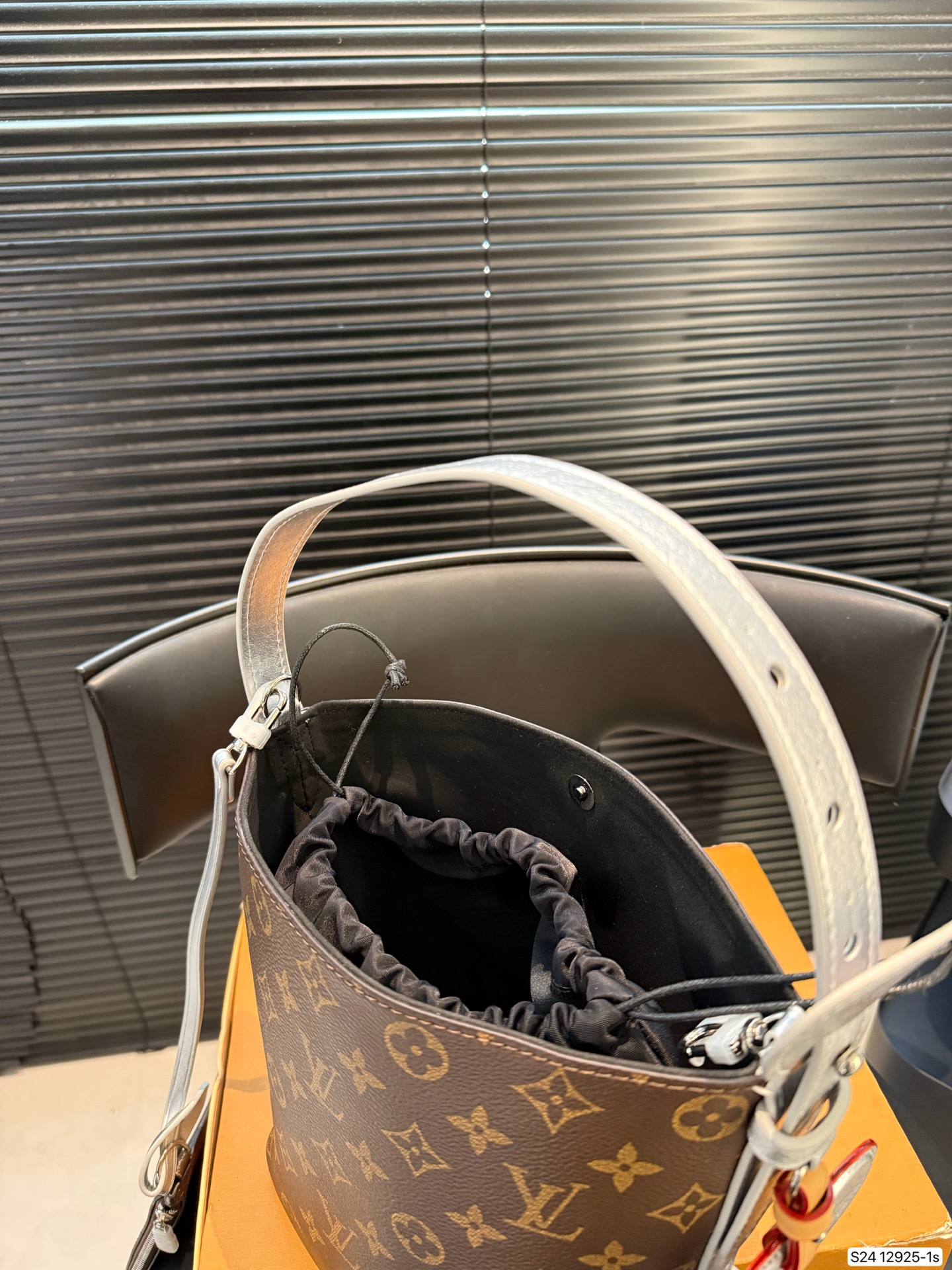 P170 配折叠盒飞机盒 盲猜这次LV上新黑马是ALL IN BB Lv水桶 LV尤物! 尺寸:16 18 货号12925-1