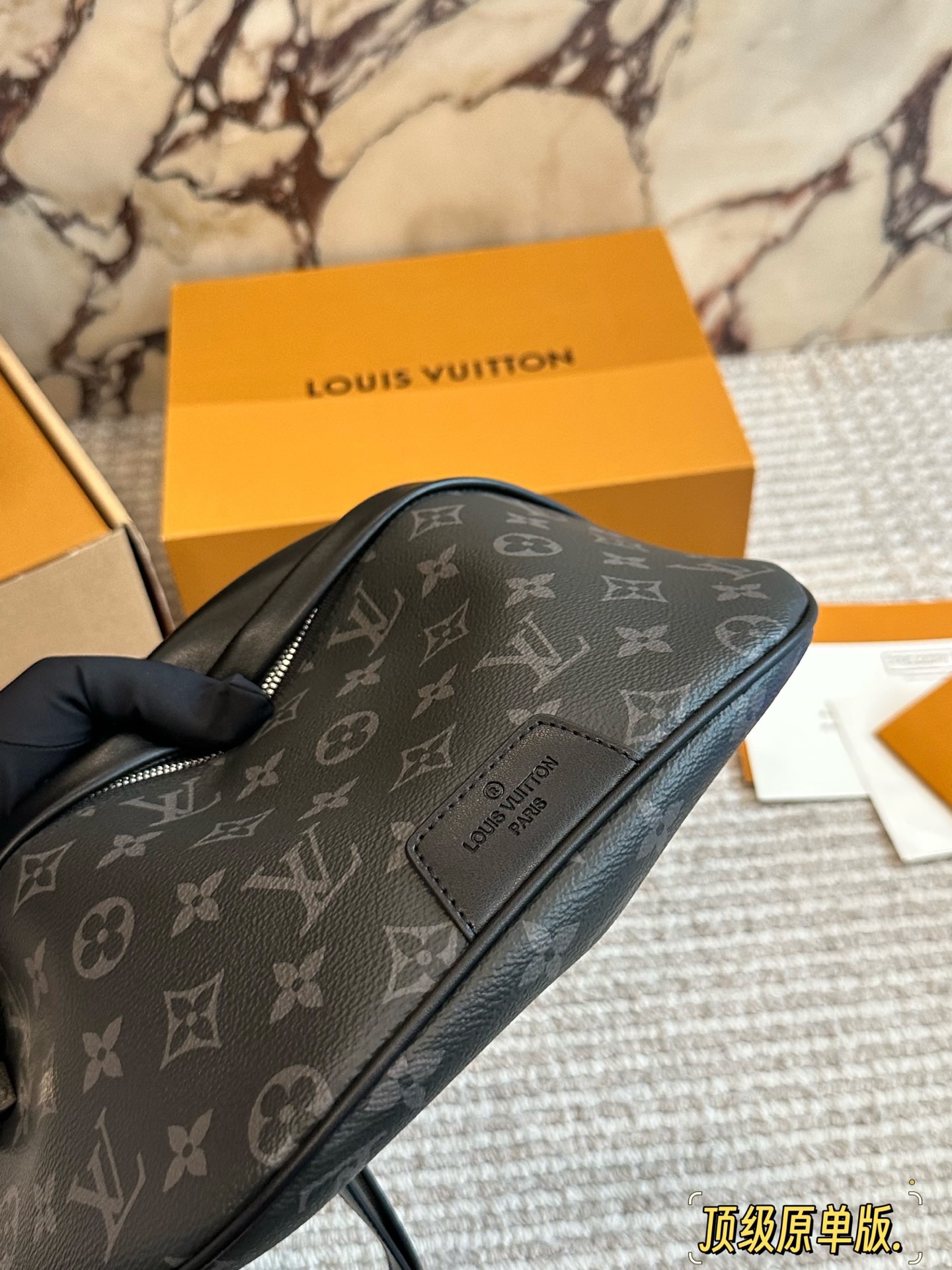 p175 原版牛皮 Lv胸包送男朋友专属酷酷酷! 此款Discovery腰包由Monogram Eclipse帆布制成,兼具休闲时尚气质与现代功能性。造型符合人体工学原理，并配有可调节的包带，既可环于腰间，也可肩背或随性地挂在胸前。正面和背面配有拉链口袋，方便存取 手机、卡片和钥匙。47.0 x 20.0 x 9.0 cm