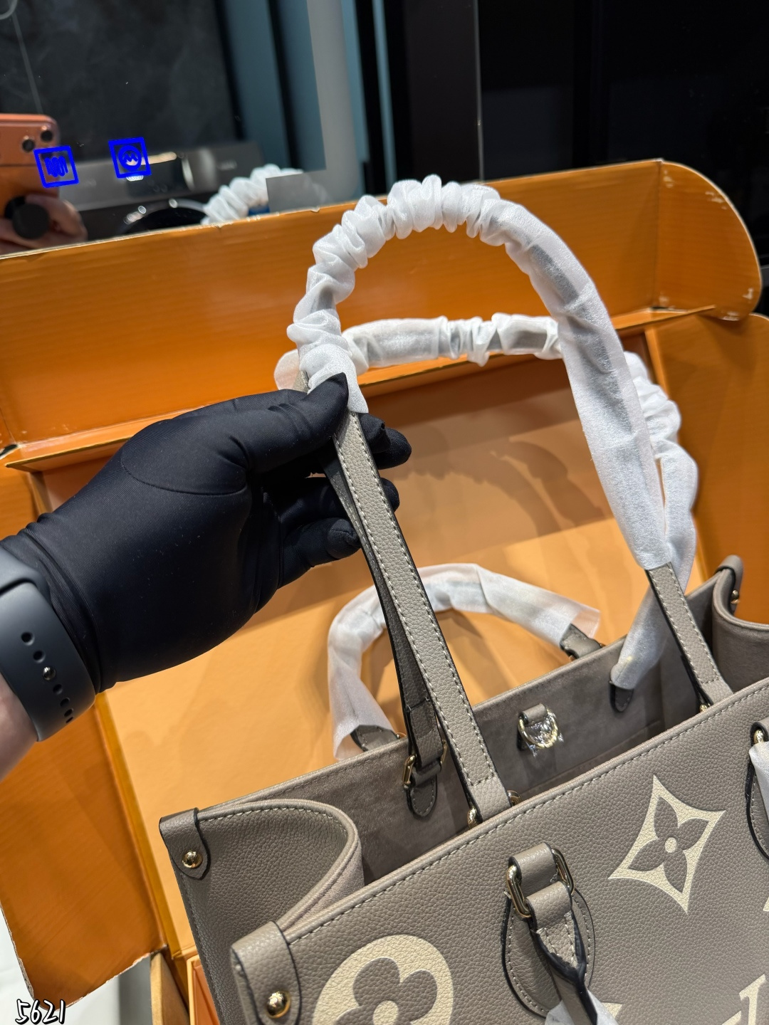 ❤️p195（折叠礼盒）❤️ LV Onthego 35cm 压字 丛林包时尚托特包 大象灰Lv A/B面喷绘 onthego妈咪袋 性价比之王这是一款超赞的包型，灵感来自于恶搞Lv的街头品牌，曾经的曾经，Louis VI litton永远不会走下神坛，非常值得入的一季，超大购物袋，不容易变形 而且大Logo的设计超级好看。除了手拎以外，还非常贴心的加了中长的肩挎的肩带，可以说是非常赞了，秒杀市场一切低端货上身真的很有气质！尺寸35cm