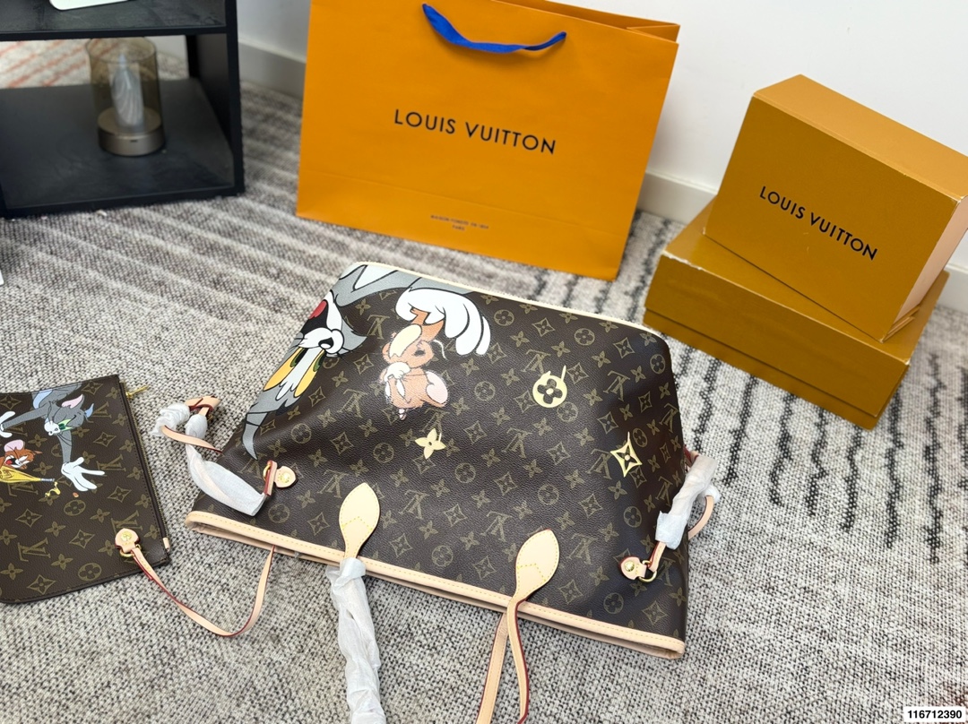 P150(无盒) size:33×29 LV路易威登联名neverfull购物袋🛍️ 包身彩绘超级酷 实在是太爱了 经典包款,简约却不失时尚~ 一包多用,内里容量足💯 时尚大气,万年街拍神器‼️
