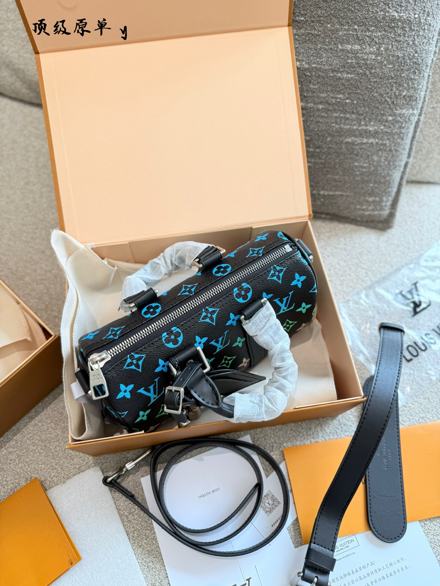 p220 LV渐变彩虹Keepall25 科技感拉满的时尚单品宝子们! LV又放大招啦!这款Keepall25渐变彩虹色真的绝了~ 教染神仙配色 从经典老花到渐变彩虹的自然过渡，像把雨后天空背在身上!男女通杀的中性风，和对象搭成情侣款回头率200% *黑科技加持 包包内置NFC芯片，手机一扫就能验证真伪!再也不用担心买到J货啦~而且涂层帆布防水耐脏，日常通勤、旅行说走就走 设百变背法 可拆卸可调节肩带，手提、单肩、斜挎都能轻松驾驭!251115cm的黄金比例，装下13寸电脑、化妆品、水杯完全无压力~通勤、约会、探店一包搞定 害染细节控狂喜 皮质挂牌质感满分，五金logo在阳光下超闪!包型硬挺有型，塞满东西也不塌，实用性和颜值双在线~现在这款彩虹包已经火到断货啦!喜欢的宝子赶紧冲~在评论区说说，你最喜欢哪个细节吧+