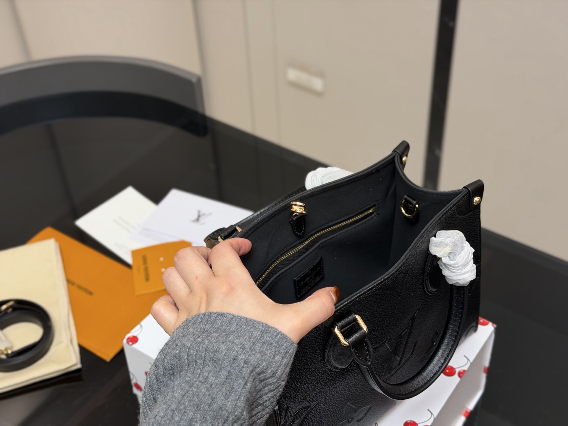 &yen;190 折叠盒 size：25.20cm LV onthego牛皮购物袋✔️ 有隐藏的背带设计， 可单肩～可手提 搜索🔍 LV onthego丛林购物袋