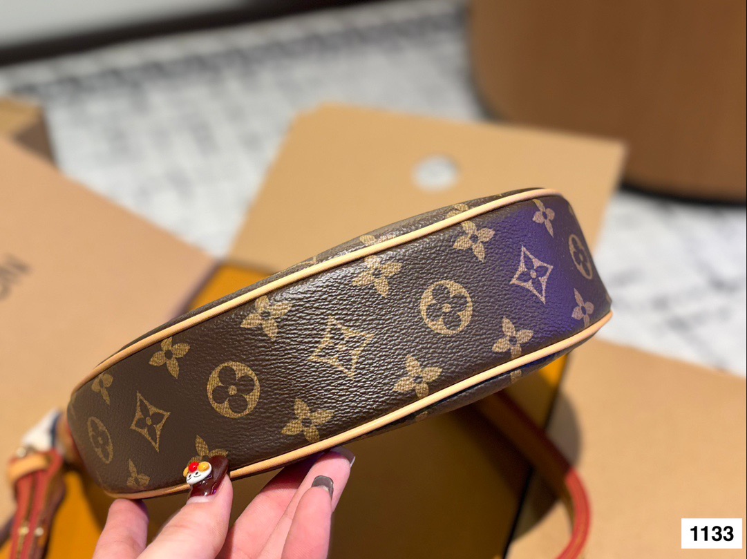 高品质&yen;165 可盐可甜的天花板一_LV 豌豆包 LV豌豆包的名字叫Loop，意思是&ldquo;环形&rdquo;，但因为长得实在太像豌豆了，所以大家便不约而同把它称为&ldquo;豌豆 它的长度是最黄金的23厘米，市面上腋下包的尺寸大多是大于25cm或者小于20cm的尺寸，别看差距不大，但既要符合不同身高女生的需求又要考虑到实用度，这点上显然做得更加贴心。也正是因为尺寸合理,所以各种背法.上身都非常时髦。 一根金属链条还有一根可调节肩带，包形和手感都很 好，凹造型绝美，随意搭配都会很出彩。#|v #Iv 豌豆包