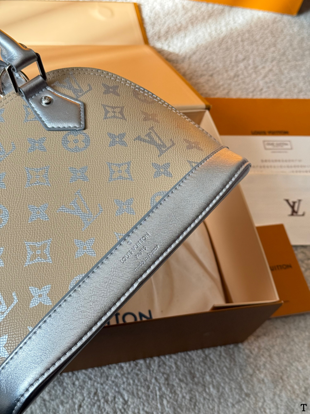 牛皮版本 p150/125 Lv 路易威登 ｜alma bb印花牛皮贝壳包 原版高品质 包包这款Retiro 手袋以标志性的老花面料制成 经典永恒。优雅低调的外形设计和宽敞的包身更加入了实用性。使用说明：-变色牛皮饰边，闪亮的纯钢金色五金配件- 可调节肩带，配有树糕皮的肩垫，拉链闭合。- 超细纤维内衬 尺寸 24 18cm 16 12cm