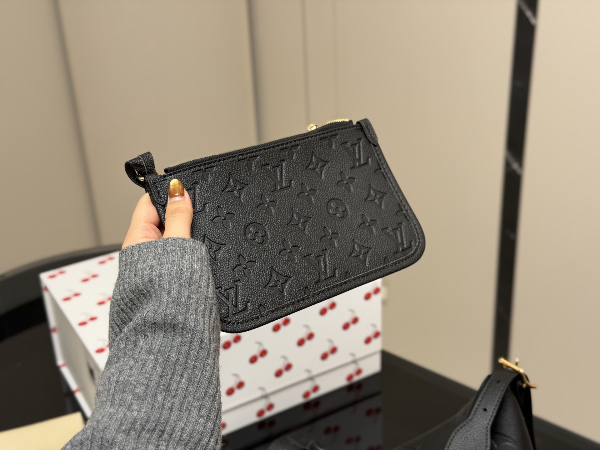 &yen;190 size：26.32cm Lv CarryAll 年度包王 带有蝴蝶结的腋下包喜欢吗， 内附一只收纳零钱包， 性价比颜值超在线了&hellip;！ 单肩斜挎完全没问题 怎么背都很好看！ 搜索🔍Lv 网红腋下包 配折叠盒