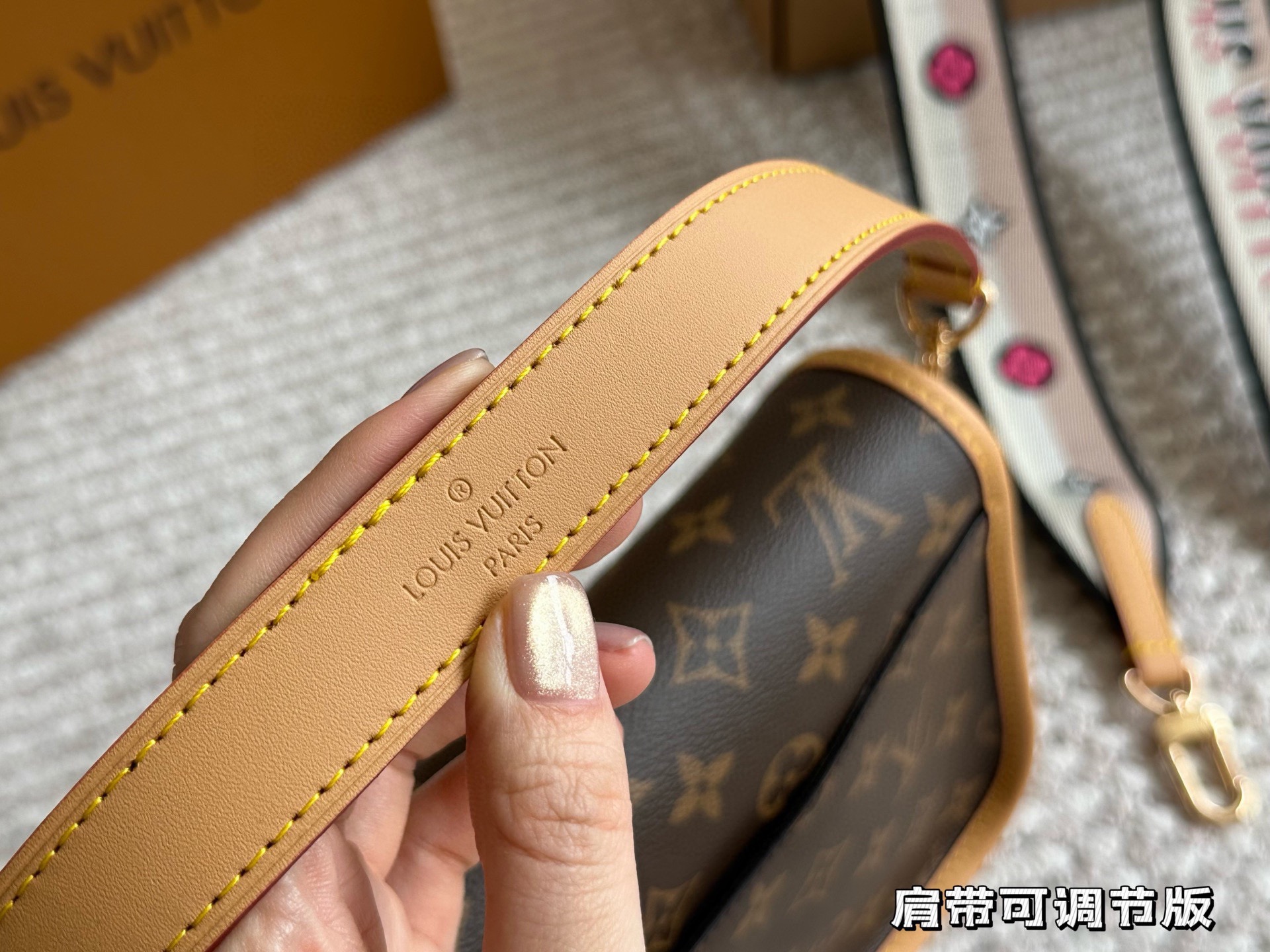 p190 原单顶级 !Lv法棍包穿搭也太好看了吧 无滤镜的上身实拍先 自从speedy20开始就种草了这个系列然后又特别喜欢 双肩带的配置让复古的气质中又带着时尚感搭配起来毫不违和并且肩带可以分开使用四舍五入等于两个包包hhh并且这款融合了|v家所有的爆款元素简直就是将流量密码集合于此必的 容量超级大并且不会有臃肿感我出门门]必备的全都放里， 面了还没装满26cm