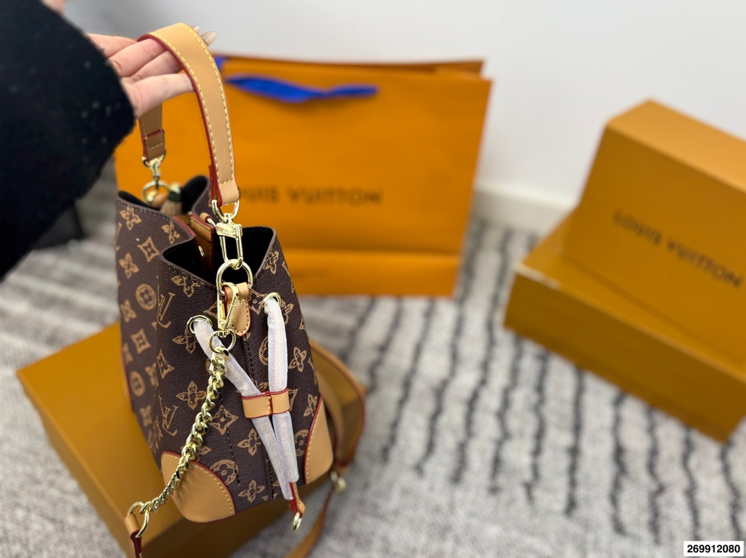 p120 礼盒包装🎁 LV/路易威登 中古水桶包让包包变得焕然一新😍😍新品手包 颜色特别好看 原版五金logo +配可拆卸宽肩带 一包多用 超级实用 超级推荐 大容量 品质超赞 尺寸21.20