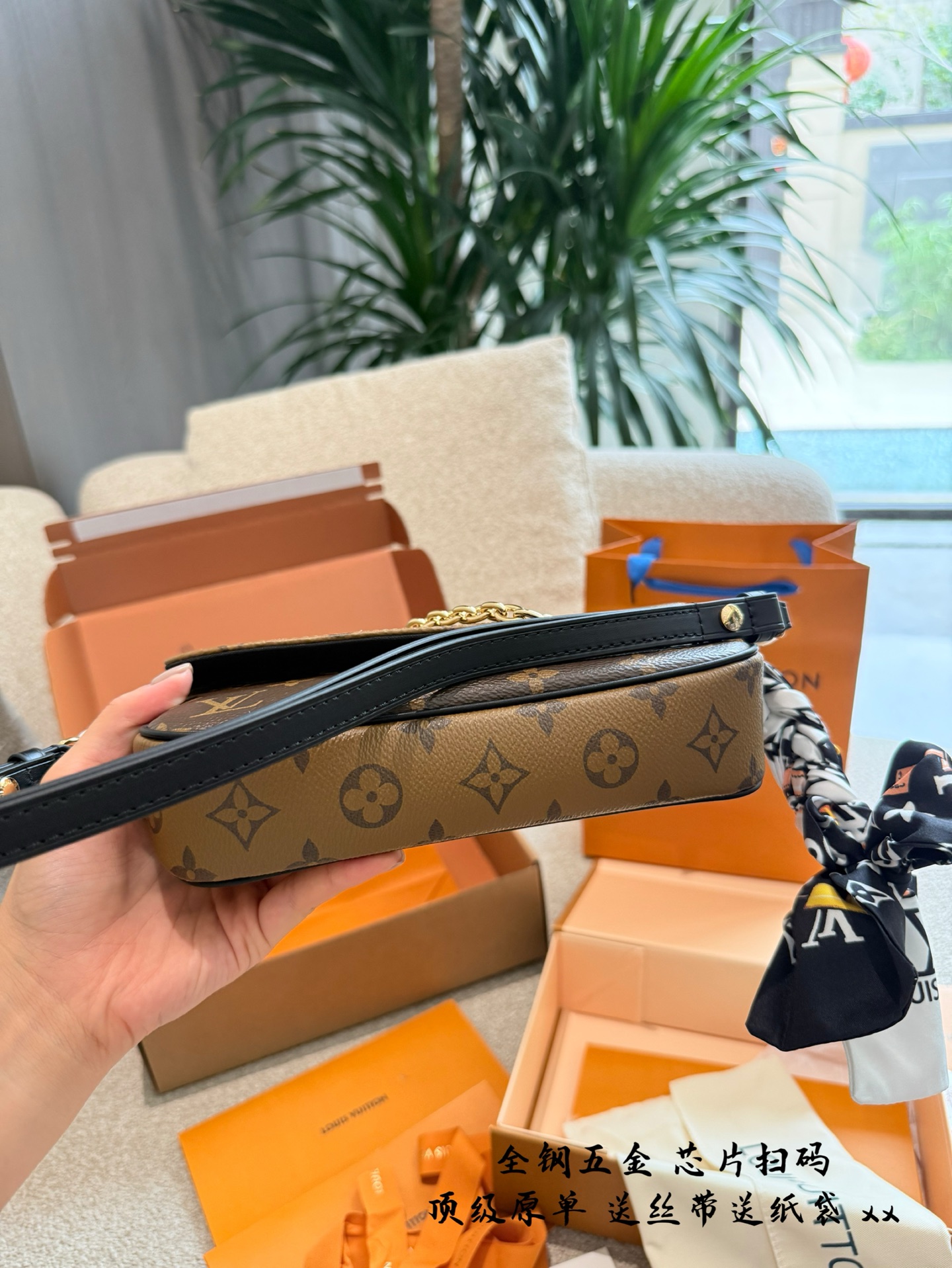 p245 升级版 全钢五金 WALLET ON CHAIN IVY手袋 专柜￥104,200 Lv新款ivy 5月8号.上市啦 全新配色腋下包ivy重出江湖 采用反转色的包盖设计搭配黑色的肩带 升级后的ivy没有了vivien 黄色牛皮 对比老花植糅革配色，更加的耐造和使用哦~❷