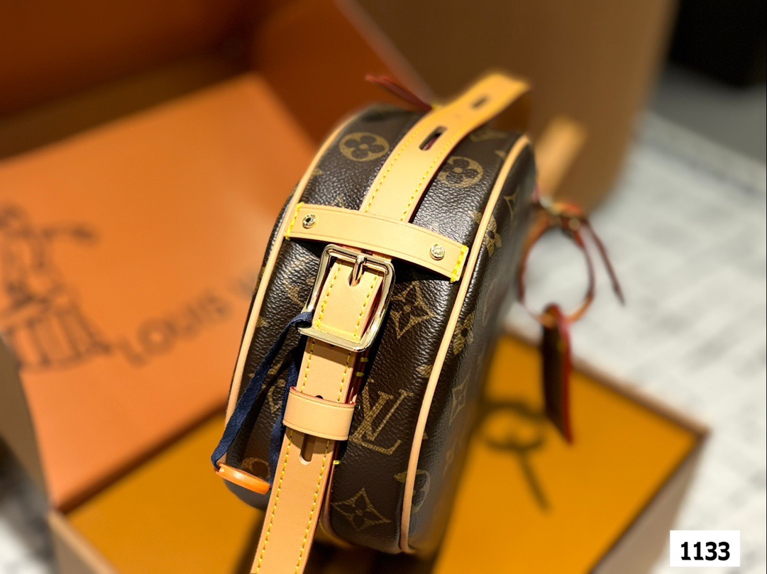 P185 配盒子 size:22*19cm L家 圆饼包真的是太香了 这款圆饼是柔软的 它的容量超级大 刘亦菲把我们的审美拉回来了啦! 非市场通货欢迎对比 🔍 Lv 圆饼包