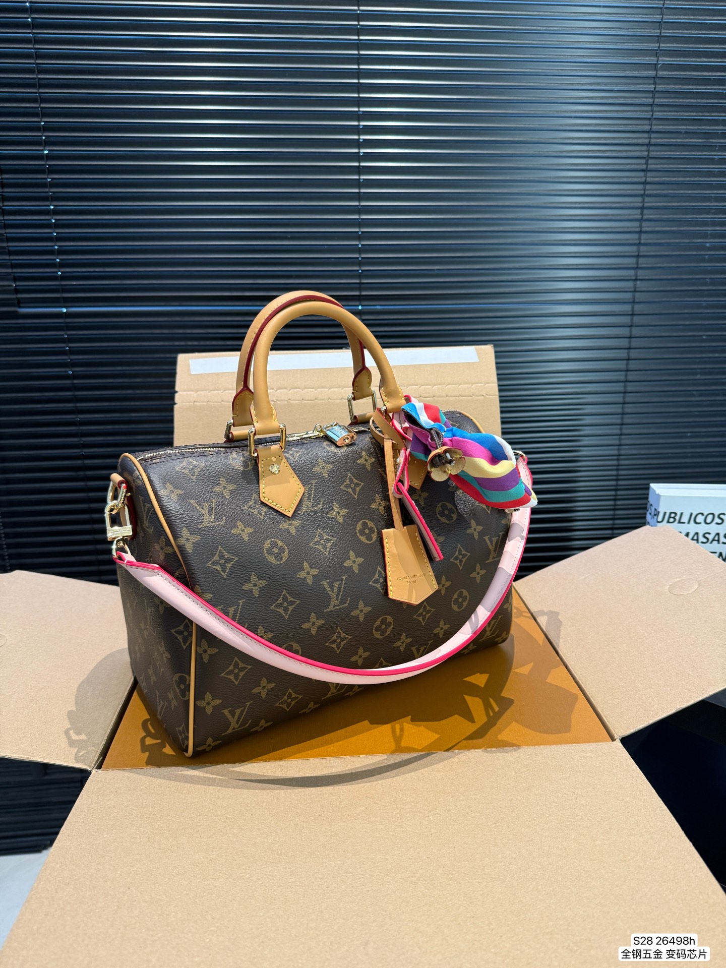 P190 配飞机盒折叠盒 全钢五金 变码芯片 Lv X Nigo Keepall 30.枕头包 手袋是一款理想的都市手袋。 标志性的造型与经典的 Monogram 帆布，加之多种携带方式和奢华的天然牛皮饰边为该包平添一份时尚前卫之感。尺寸：30 21货号26498