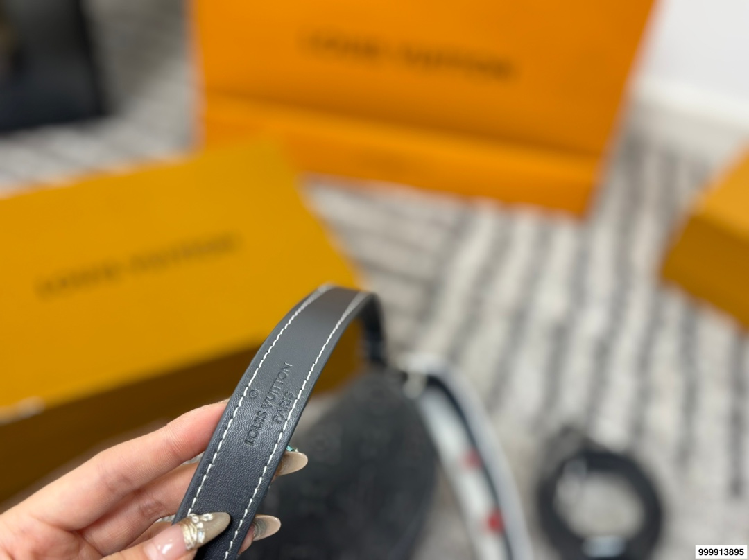 p205 配礼盒 早春LvDiane 法棍手袋 配置两条肩带 〰️ 搜索🔍 Lv 法棍 尺寸: 25 15