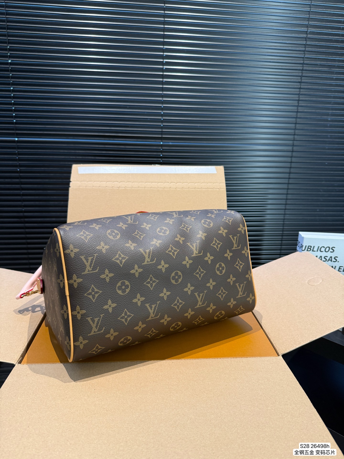 P190 配飞机盒折叠盒 全钢五金 变码芯片 Lv X Nigo Keepall 30.枕头包 手袋是一款理想的都市手袋。 标志性的造型与经典的 Monogram 帆布，加之多种携带方式和奢华的天然牛皮饰边为该包平添一份时尚前卫之感。尺寸：30 21货号26498