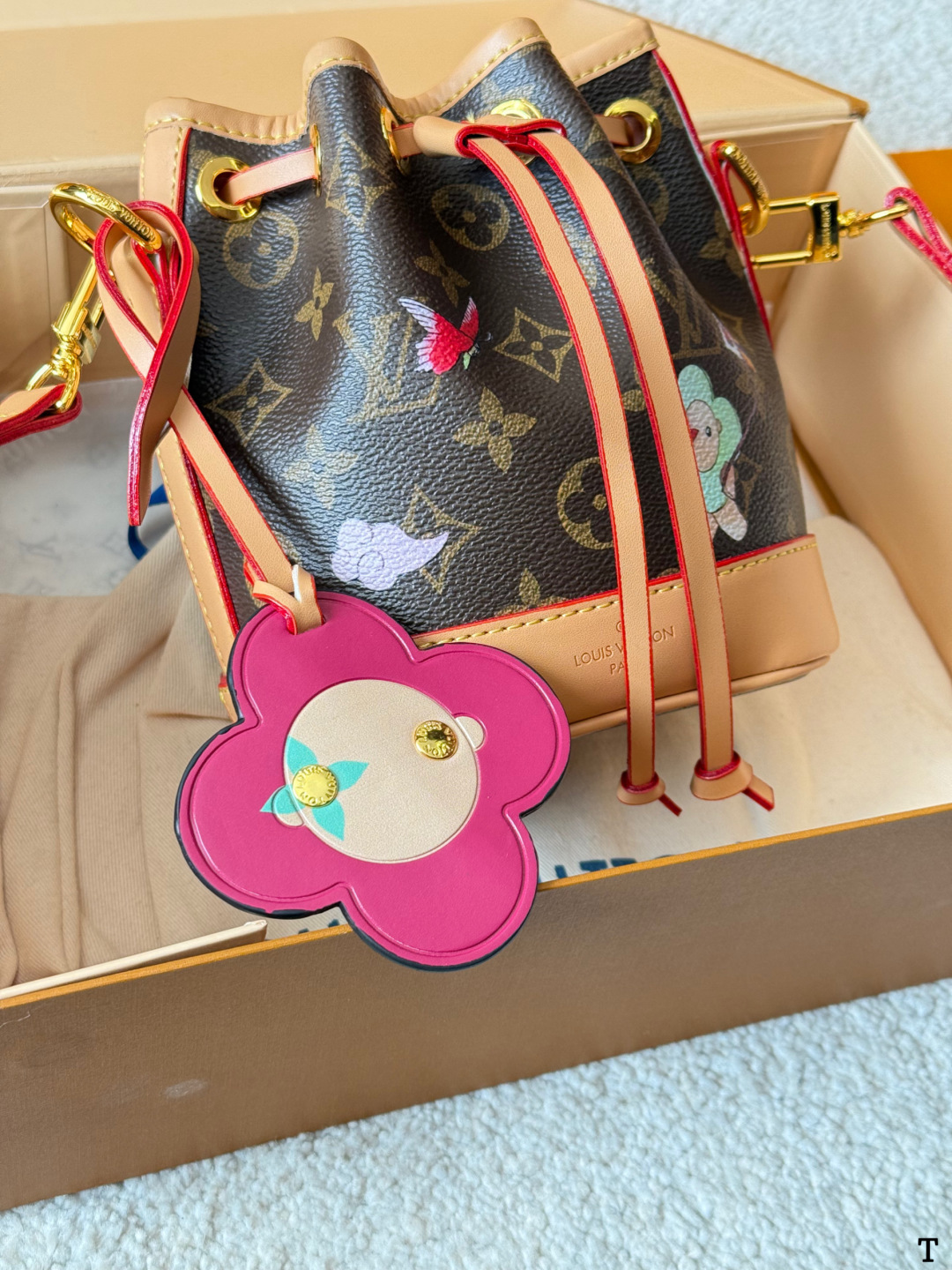 牛皮版本 p120 Lv Mini 小水桶 限定款 折叠礼盒 全方位对花 手柄的设计 比nano容量大比bb更小巧喜 欢不要错过 彩色超细纤维粘合内村，金色金属饰件，束绳闭合尺寸：15 18cm