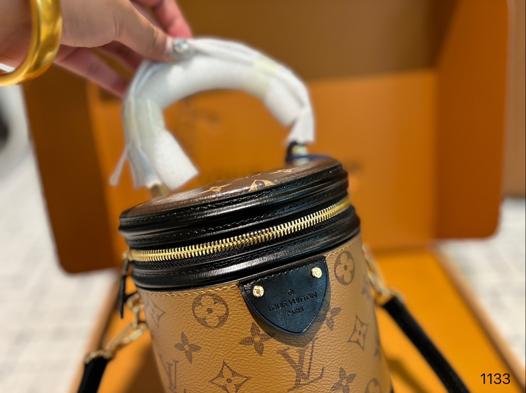 P185配礼盒🎁 Lv cannes 水桶包 发财桶新出的 太可爱啦nano发财桶 越用越香！！！ 尺寸大号15 17