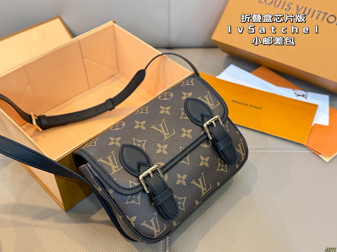 ¥110折叠盒芯片版 Satchel小邮差包 LV新款邮差包 日常休闲搭配的理想选择~ 实用又百搭,大大的空间 非常适合放随身物品~ 面料耐磨耐刮蹭~ 尺寸19 14