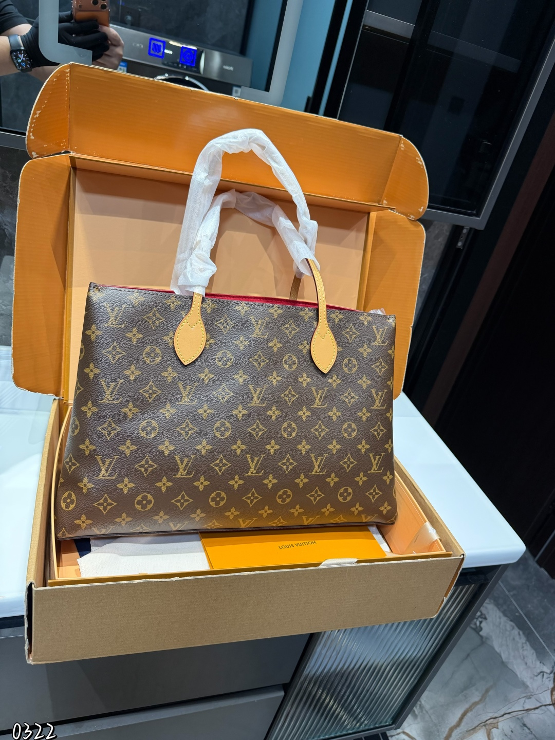 ❤️P150❤️ LV 2024秋冬的绝绝子手袋一LV Piano 手袋!这款手袋不仅融合了经典设计，还注入了现代的摩登风范，真的是好用到哭!Piano 手袋以利落的构型和侧面三角皮革烘托出Monogram图案的经典格调，再借不对称手柄释放出秋冬系列的摩登气息，令日常所需轻松随行!这个尺寸非常让人想起以前的Totally PM或lena PM，大家还记得吗?全拉链设计，完全可调节的带子，非常结实，简直是通勤的绝佳选择!皮革角和底部设计更是提升了手袋的耐用性和高级感，无论是日常使用还是出门逛街，都能轻松驾驭，真的是宝藏手袋 尺寸：43 27cm