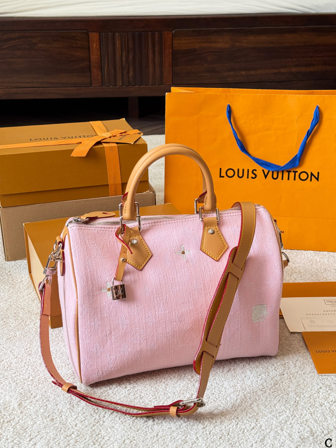 p180 LV 路易威登 Nano Speedy 30枕头包 LV 新款系列 枕头包 手袋,全网首发 LV Speedy nano 枕头包这款Retiro 手袋以标志性 经典永恒。优雅低调的外形设计和宽敞的包身更加入了实用性 尺寸30cm