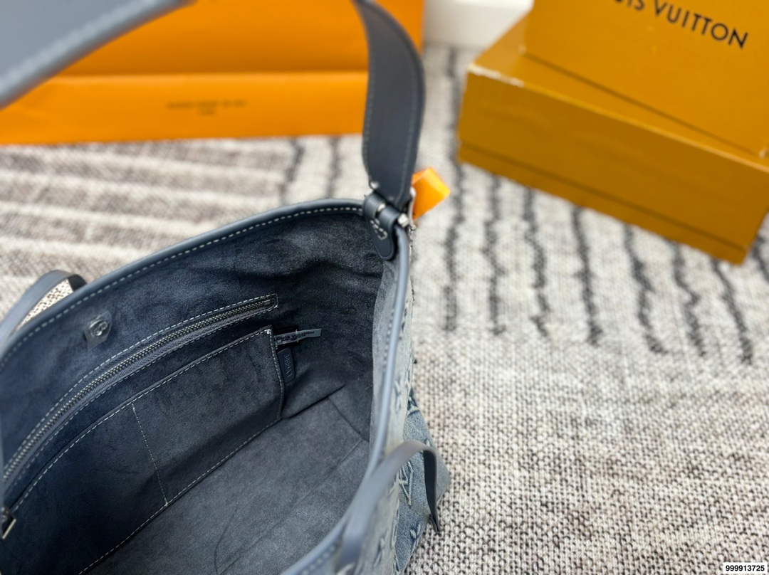 p195 配礼盒 牛仔Carryall Lv新款，可斜挎、单肩。容量保证，敞口磁铁吸内扣取放平板小电脑非常方便，设计比neverfull小巧、肩带够宽不那么勒;比graceful俏皮，上身完全;是驴家通勤包款颜值担当@ 尺寸30 25