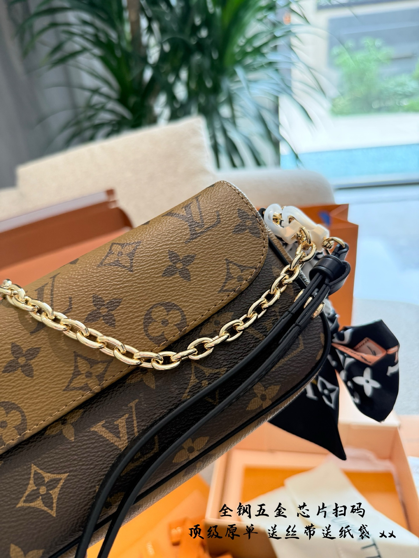 p245 升级版 全钢五金 WALLET ON CHAIN IVY手袋 专柜￥104,200 Lv新款ivy 5月8号.上市啦 全新配色腋下包ivy重出江湖 采用反转色的包盖设计搭配黑色的肩带 升级后的ivy没有了vivien 黄色牛皮 对比老花植糅革配色，更加的耐造和使用哦~❷