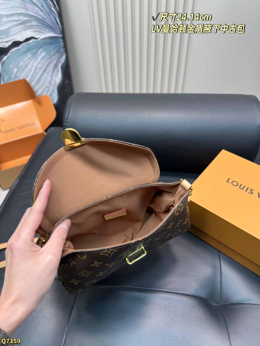 💰155配全套礼盒 尺寸24.14cm LV曼哈顿金盾腋下中古包 大金扣占据了主视觉, 搭配老花凸显质感又相当时髦, 简单随性超适合夏天! 真是绝美的一只vintage !