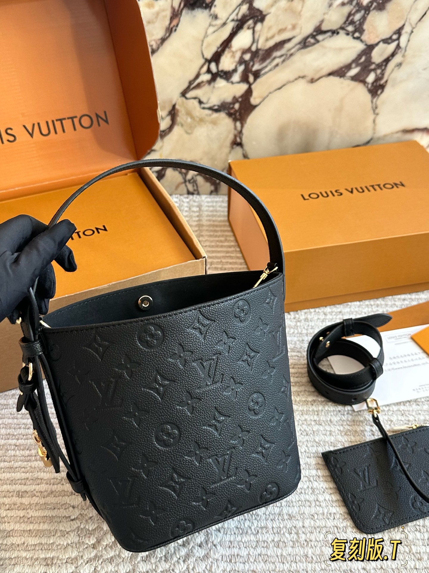 💰210 配盒 size:18*16cm ALL IN BB重磅来袭新色| 这谁看了不迷糊呀! 没想到越看越喜欢 有两幅面孔 L家 AII IN BB25ss 水桶包