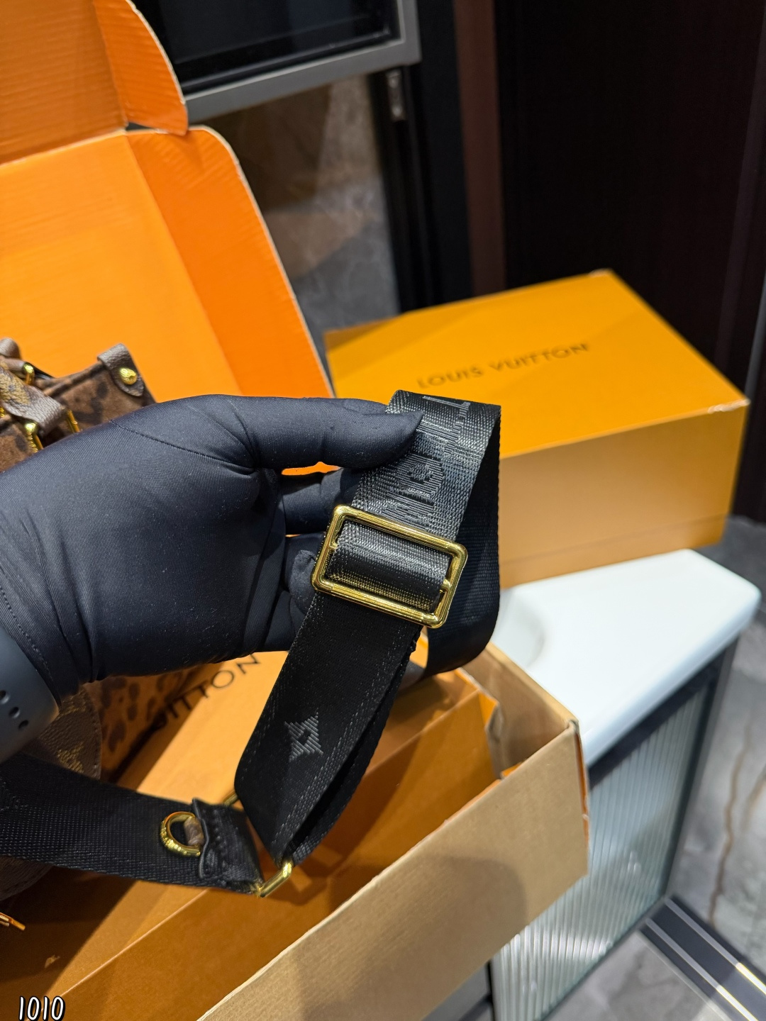 ❤️p160❤️ LV/路易威登 ONTHEGO系列 托特包新款刺绣款肩带丛林包 哇咔咔太喜欢了真是惊艳到我了、包包挺括很能装整体而言 非常实用又耐造 尺寸： 25*11*19cm