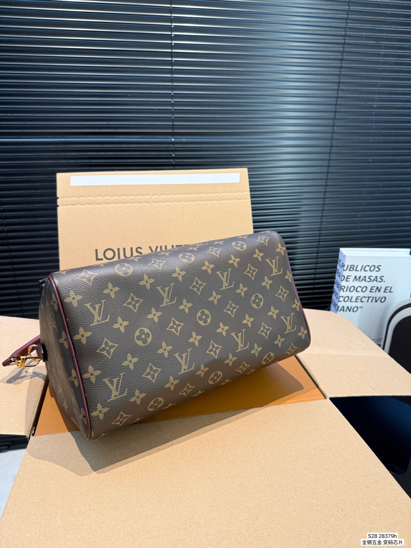 P190 配飞机盒折叠盒 全钢五金 变码芯片 Lv X Nigo Keepall 30.枕头包 手袋是一款理想的都市手袋。 标志性的造型与经典的 Monogram 帆布，加之多种携带方式和奢华的天然牛皮饰边为该包平添一份时尚前卫之感。尺寸：30 21货号28379