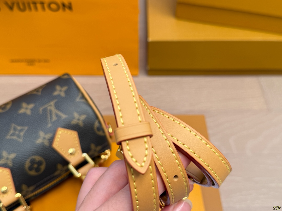 原版复刻¥160飞机盒 重金钢五金 专柜同步163变码芯片 新版可拆卸肩带 LV nano Speedy枕头包 经典系列 时尚百搭 独特的艺术气息 颜值高 日常出街首选 尺寸16×10×7.5