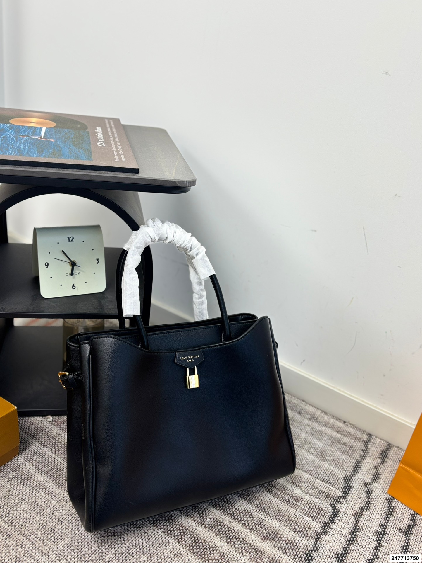 P190 新款LV托特包,这个包也巨美呀!我真的太喜欢这种风格了~ 超可爱一眼心动 包包容量很大 满足日常,都可以同时容纳的 ,万能百搭 不同风格都可以hold住 风衣搭配巨好看! 【尺寸】大35.25 小30.20