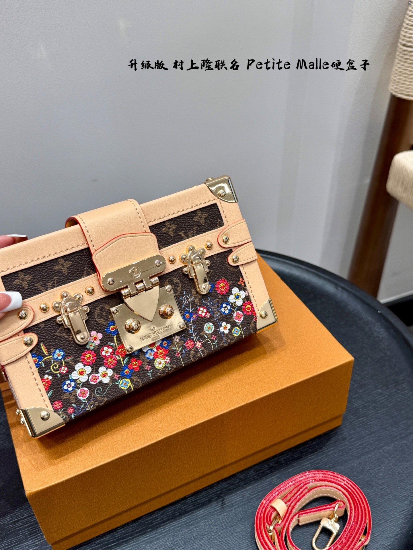 P185 礼盒包装 升级版! size:19*12cm Lv 村上隆联名太阳花小盒子Petite Malle LV Petite Malle硬箱子 ✅顶级原单 超高品质 这个小盒子的颜值太高啦! 太cute了! 花纹和大小都是我喜欢的, 很有型滴!