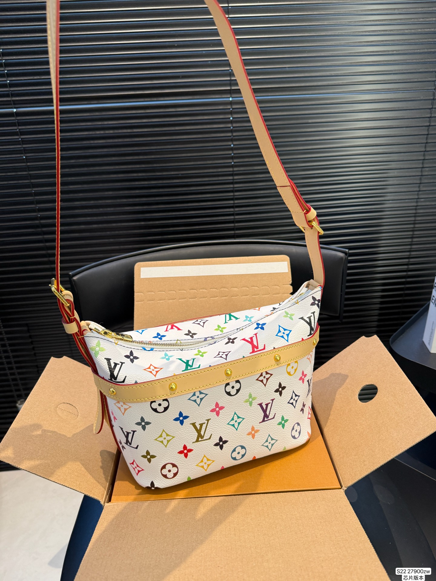 P160 Lv饭盒包 配折叠盒飞机盒 芯片版本 很有质感又很轻松的一个包型 貌美又实用 尺寸：21 18 货号27900