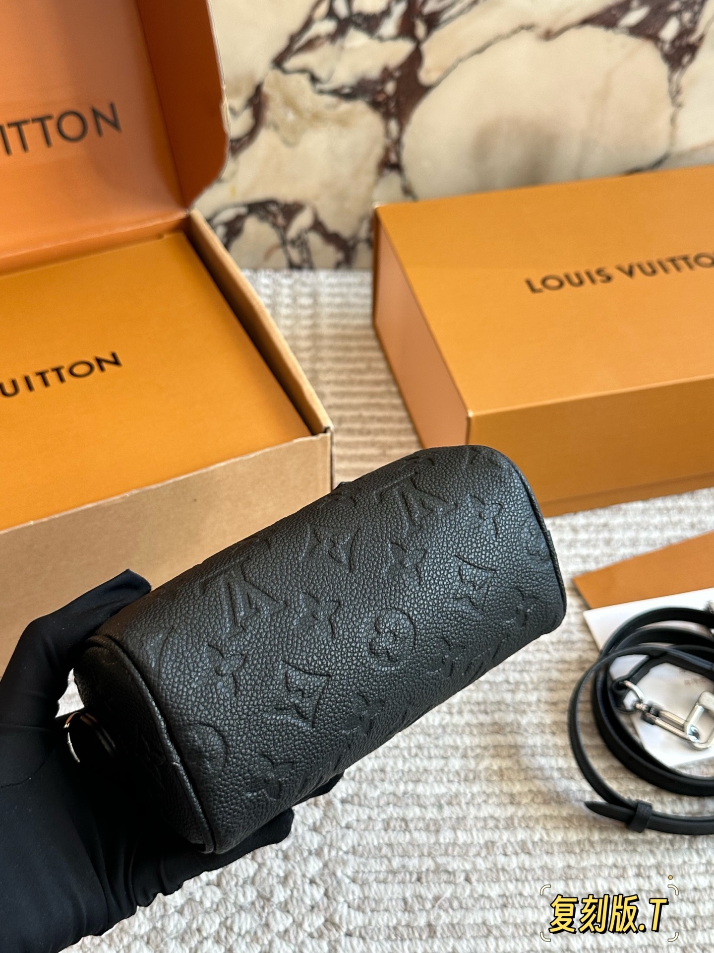 💰170 配盒 size：16*10cm（迷你） L家 Speedy Nano 一起感受nano的快乐~ 拎一个小包包真的爱了爱了~ 搜索🔍：Lv nano