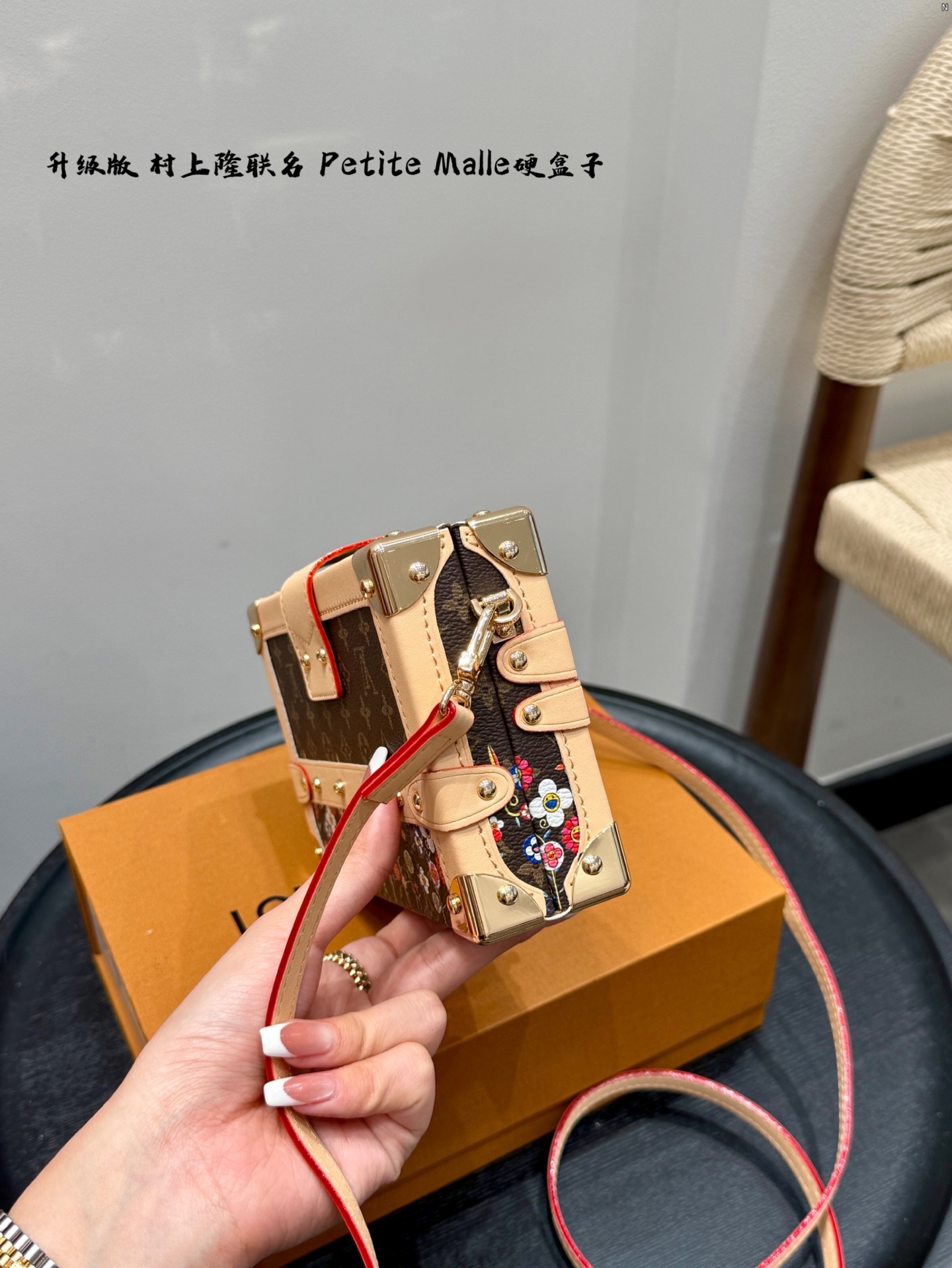 P185 礼盒包装 升级版! size:19*12cm Lv 村上隆联名太阳花小盒子Petite Malle LV Petite Malle硬箱子 ✅顶级原单 超高品质 这个小盒子的颜值太高啦! 太cute了! 花纹和大小都是我喜欢的, 很有型滴!