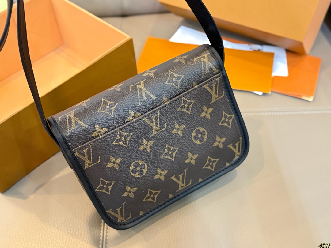 ¥110折叠盒芯片版 Satchel小邮差包 LV新款邮差包 日常休闲搭配的理想选择~ 实用又百搭,大大的空间 非常适合放随身物品~ 面料耐磨耐刮蹭~ 尺寸19 14