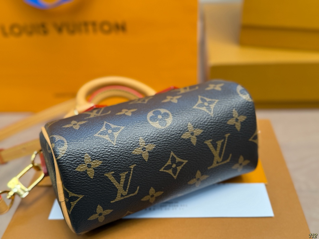 原版复刻¥160飞机盒 重金钢五金 专柜同步163变码芯片 新版可拆卸肩带 LV nano Speedy枕头包 经典系列 时尚百搭 独特的艺术气息 颜值高 日常出街首选 尺寸16×10×7.5