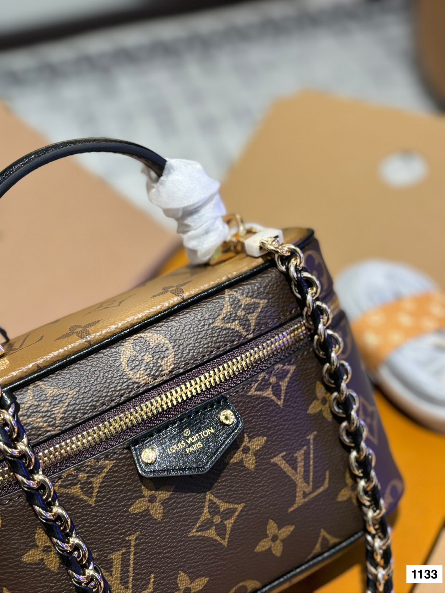 P175 配礼盒🎁复刻版 L家 新品化妆包 真的是太好看了！很小巧精致，放遥遥领先宽度刚刚好，再大一点的手机应该也可以，太适合春夏了！老花搭什么衣服都好看！好看好看好看！喜欢的姐妹真的不用迟疑 尺寸19*12c