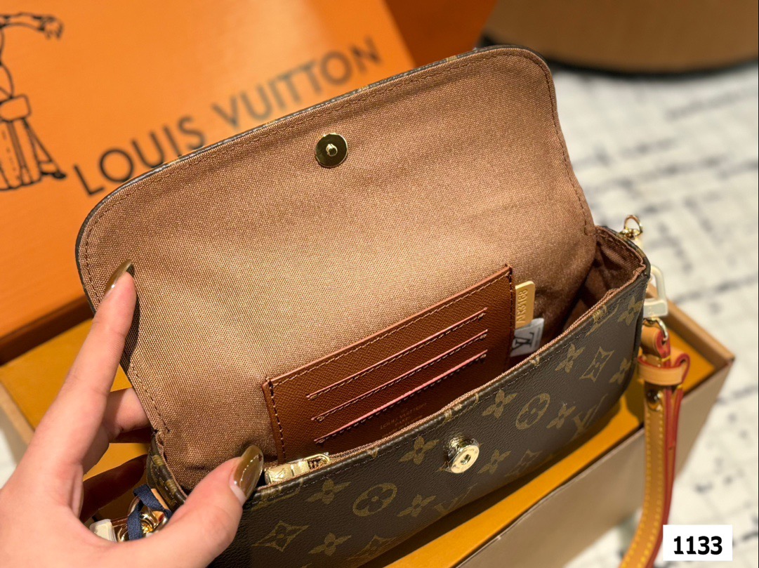 P145 配盒 size:22*12cm L家 新晋爆款ivy woc 这个版本很难得哦!抓紧抓紧! 出道即巅峰 双链条设计的麻将包 可斜挎可单肩可手提 内置卡槽 可爱好用!