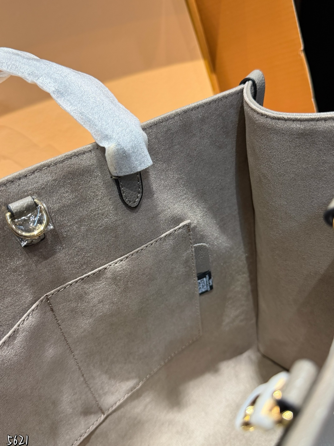 ❤️p195（折叠礼盒）❤️ LV Onthego 35cm 压字 丛林包时尚托特包 大象灰Lv A/B面喷绘 onthego妈咪袋 性价比之王这是一款超赞的包型，灵感来自于恶搞Lv的街头品牌，曾经的曾经，Louis VI litton永远不会走下神坛，非常值得入的一季，超大购物袋，不容易变形 而且大Logo的设计超级好看。除了手拎以外，还非常贴心的加了中长的肩挎的肩带，可以说是非常赞了，秒杀市场一切低端货上身真的很有气质！尺寸35cm