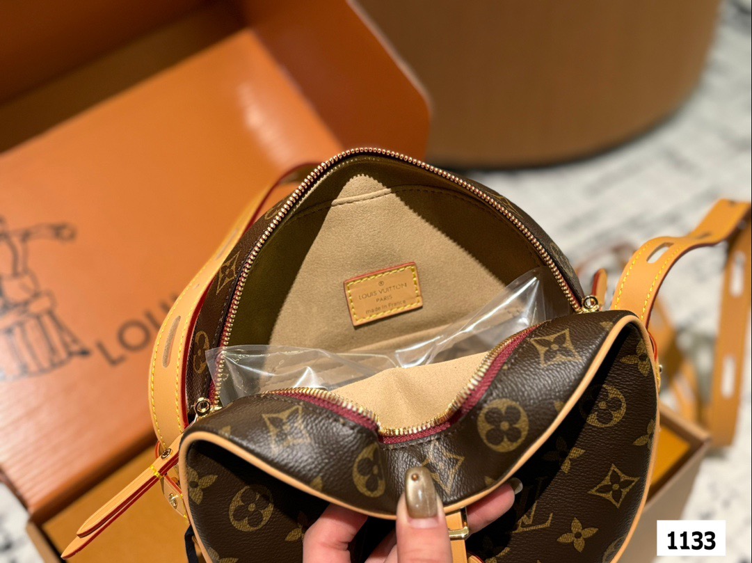 P185 配盒子 size:22*19cm L家 圆饼包真的是太香了 这款圆饼是柔软的 它的容量超级大 刘亦菲把我们的审美拉回来了啦! 非市场通货欢迎对比 🔍 Lv 圆饼包