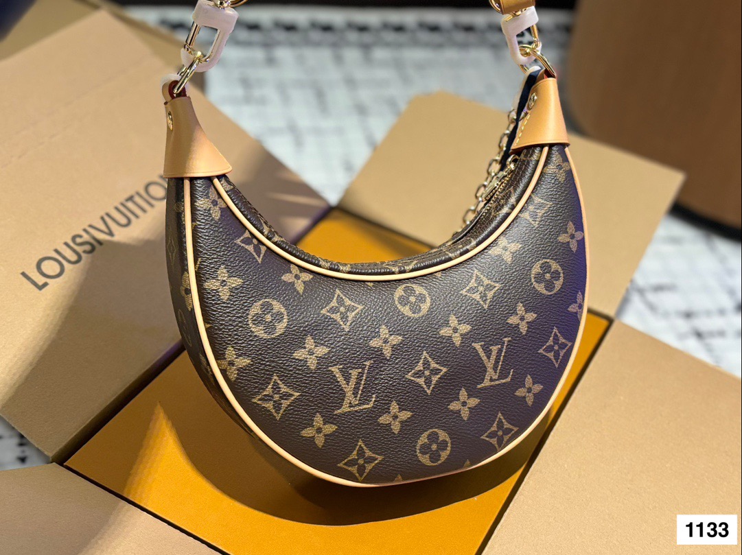 高品质&yen;165 可盐可甜的天花板一_LV 豌豆包 LV豌豆包的名字叫Loop，意思是&ldquo;环形&rdquo;，但因为长得实在太像豌豆了，所以大家便不约而同把它称为&ldquo;豌豆 它的长度是最黄金的23厘米，市面上腋下包的尺寸大多是大于25cm或者小于20cm的尺寸，别看差距不大，但既要符合不同身高女生的需求又要考虑到实用度，这点上显然做得更加贴心。也正是因为尺寸合理,所以各种背法.上身都非常时髦。 一根金属链条还有一根可调节肩带，包形和手感都很 好，凹造型绝美，随意搭配都会很出彩。#|v #Iv 豌豆包