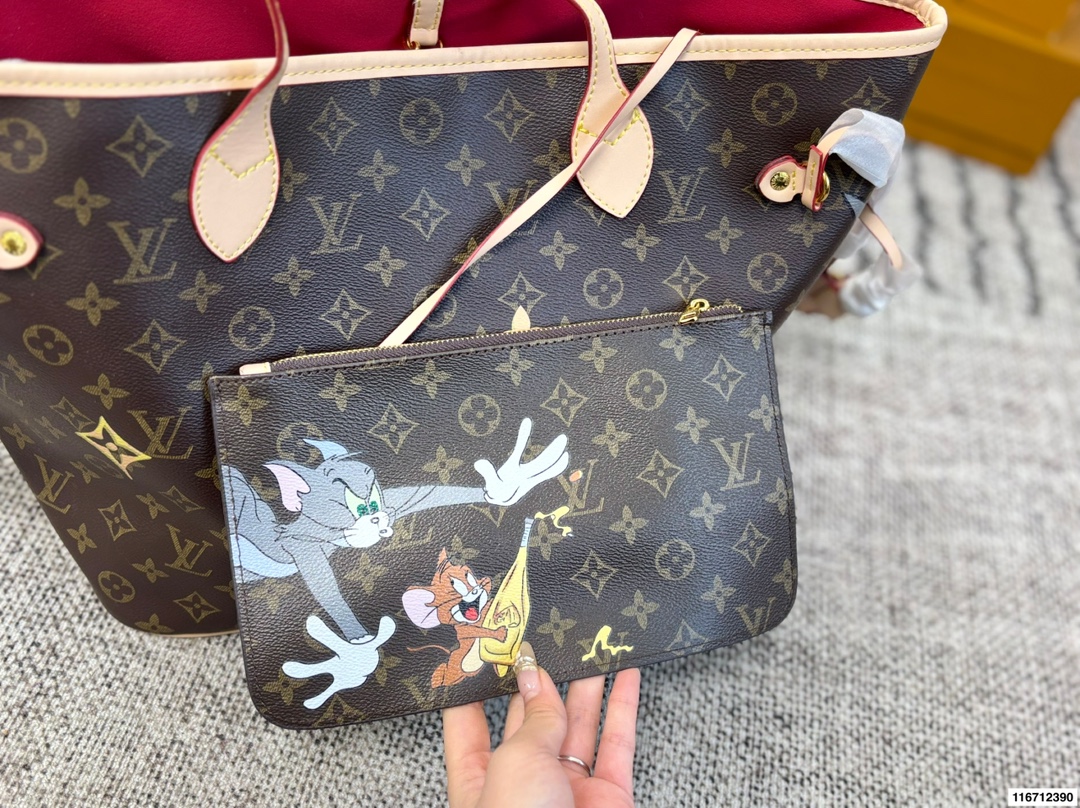 P150(无盒) size:33×29 LV路易威登联名neverfull购物袋🛍️ 包身彩绘超级酷 实在是太爱了 经典包款,简约却不失时尚~ 一包多用,内里容量足💯 时尚大气,万年街拍神器‼️